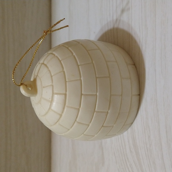 Vintage Avon Eskimo Igloo Christmas Ornament - Picture 3 of 5